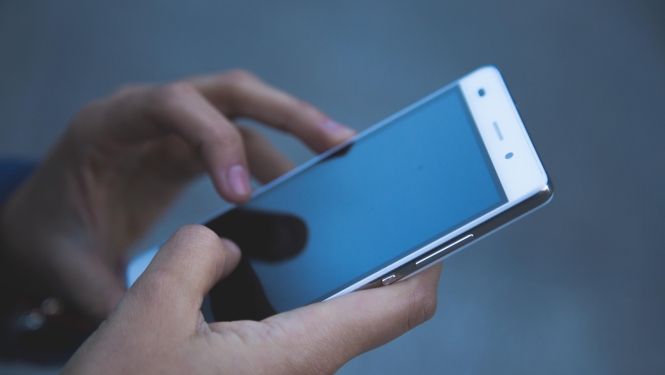 rokas tur mobilo telefonu