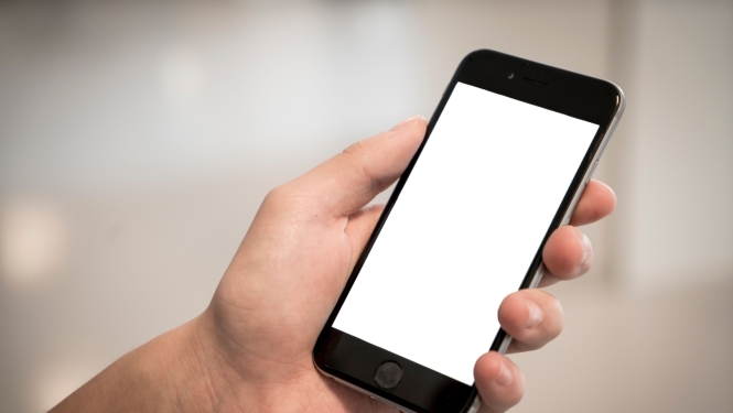 Roka tur mobilo telefonu
