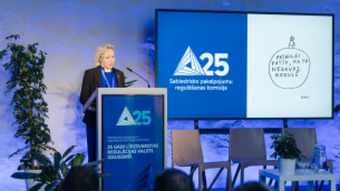 Sieviete uzstājas ar prezentāciju