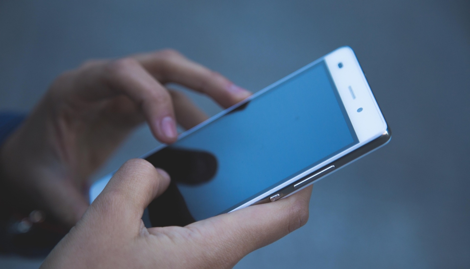 rokas tur mobilo telefonu