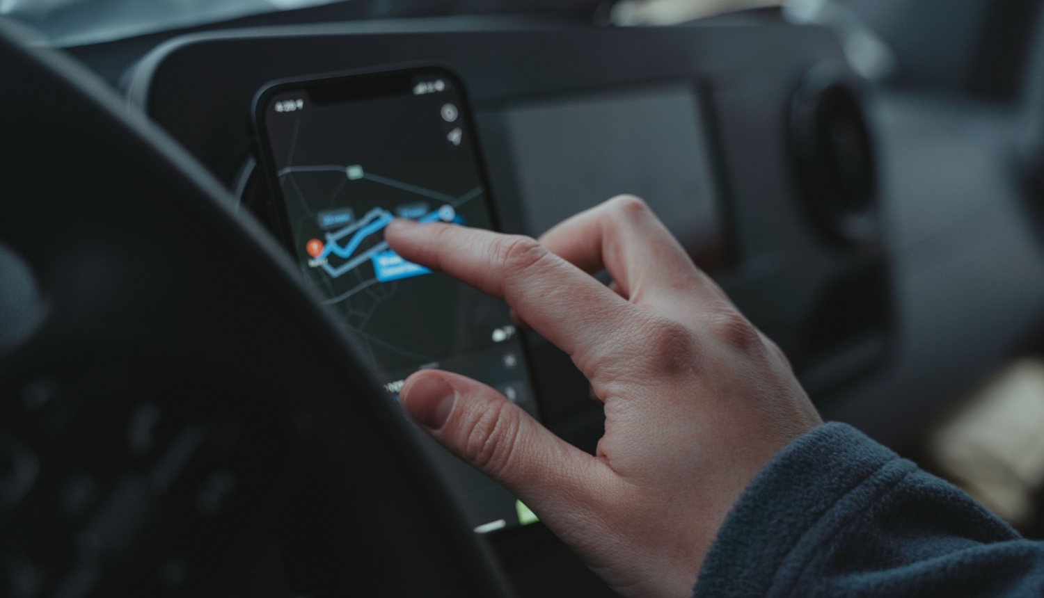 Cilvēks pieskaras mobilajam telefonam
